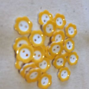 yellow and white flower cover buttons