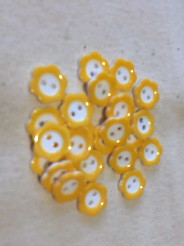 yellow and white flower cover buttons