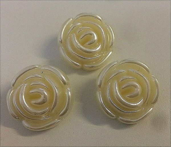 Rose Patterned Pearl Shank Buttons - 28mm