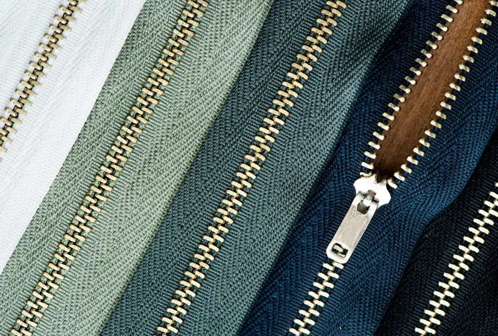 close-up-hands-holding-fabric-1_2-scaled-1024x690